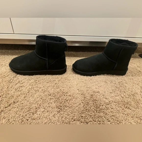 Authentic New Woman’s classic Mini Ugg Boot Size US 8 - Picture 7 of 8